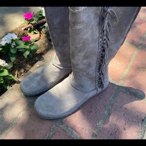 Ugg Mammoth fringed suede boots - size 9